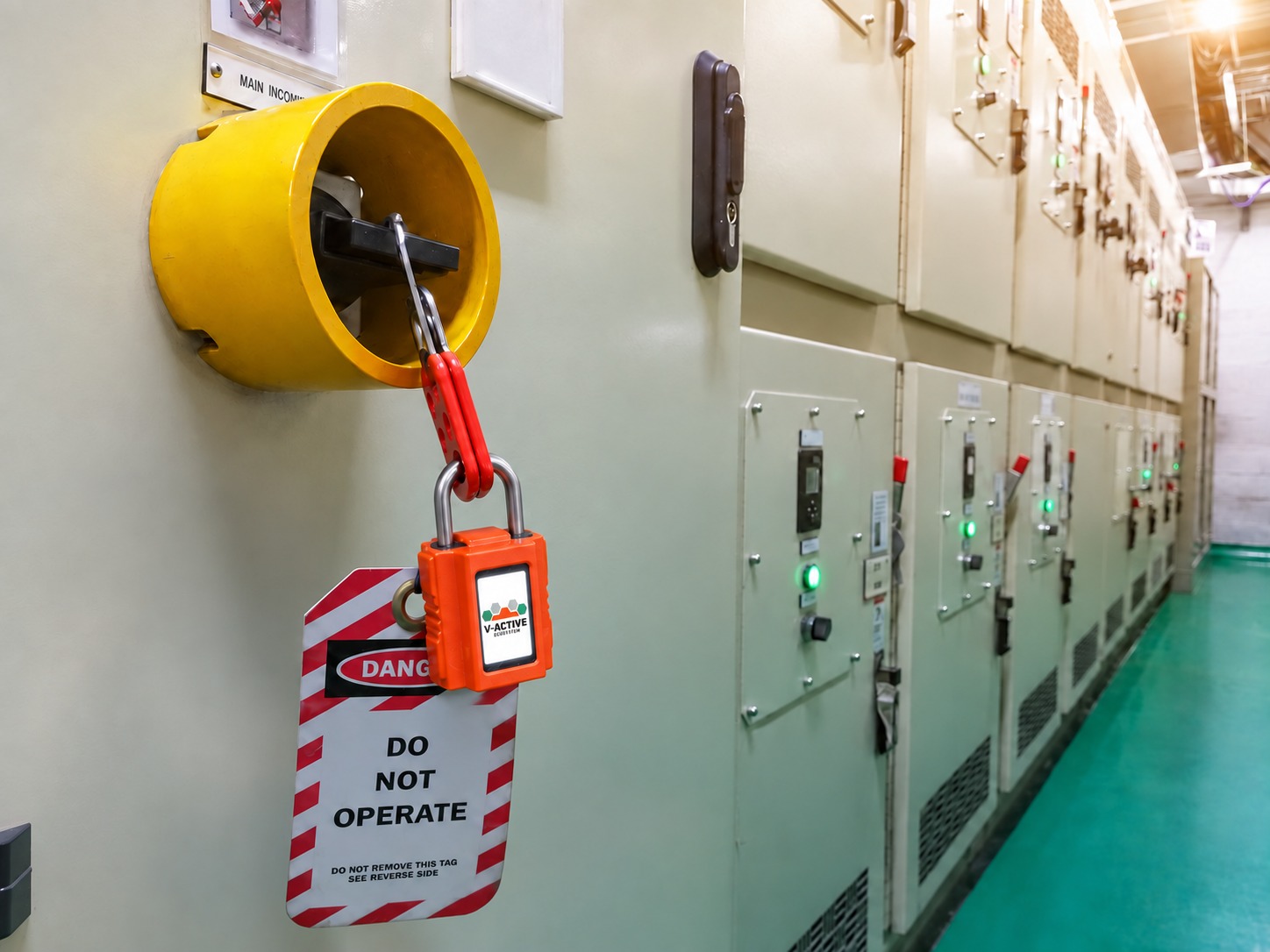 Candado V-Active con tarjeta DANGER DO NOT OPERATE en una sala de tableros de media tensión