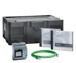 PLC con módulos de red y cableado de práctica